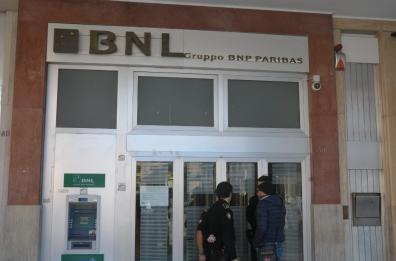 Lecce: malviventi aprono cassette BNL in centro, forse allarme danneggiato