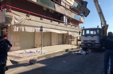 Taranto: il cestello della gru si ribalta, muoiono due operai al lavoro