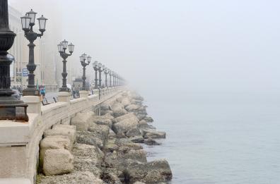 Nebbia a Bari: dal mare ai grattacieli il paesaggio è mozzafiato