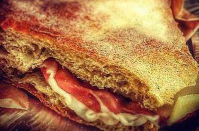 "C'è un ladro in casa", ma voleva solo mangiare prosciutto e formaggio: arrestato
