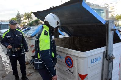 Bari, bomba a mano ritrovata sotto un bidone in viale Einaudi