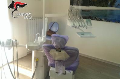 Finto dentista dal 2015: cc sequestrano studio medico a Lecce davanti ai pazienti