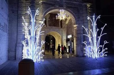 Polignano, nel centro storico si entra pagando il biglietto da 5 euro: siete d'accordo?
