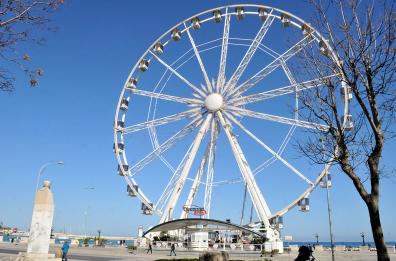 Bari, da oggi la ruota panoramica torna a girare