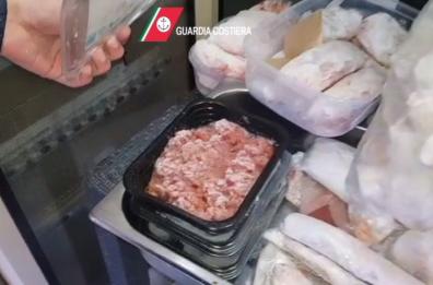 Cibo scaduto e congelato male: sequestri in locali a Bisceglie e Trani