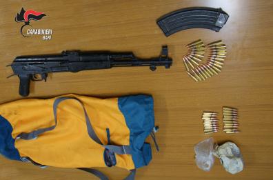 Noci, armati di kalashnikov, fanno irruzione in casa e sequestrano ragazzo: 5 arresti