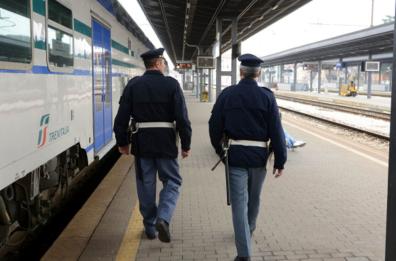 Latitante arrestato a bordo del treno regionale Lecce-Bari