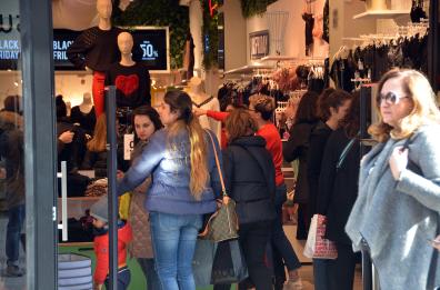 Bari: strade affollate e negozi pieni per il Black Friday