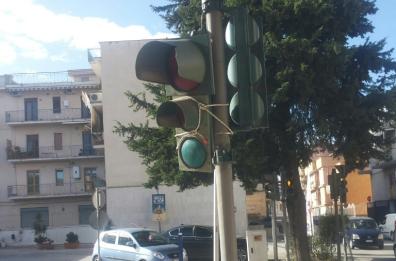Canosa, semafori spenti e legati al palo con le funi