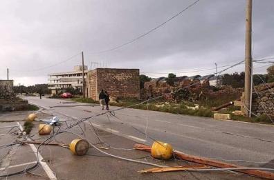 Muri, alberi e pali crollati, giù facciata di chiesa: inferno maltempo nel Capo di Leuca