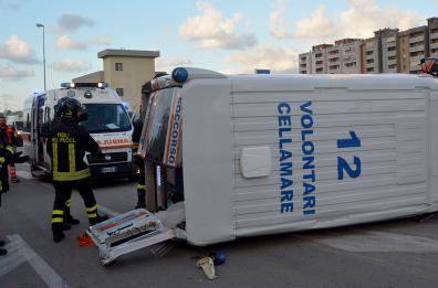 Bari, incidente stradale a Loseto: si ribalta un'ambulanza