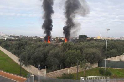 Bari, incendio in campo rom dopo una lite tra famiglie: nessun ferito