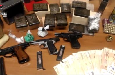 Gravina in Puglia, nascondevano in casa droga e armi: tre arresti