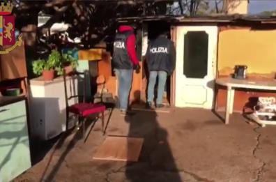 Foggia, minorenni segregate, picchiate e costrette a prostituirsi: 6 rom arrestati
Vittima incinta, nascituro in vendita