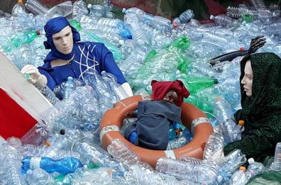 Acquaviva, bufera sul presepe pro migranti. Il sindaco: «È un'opera d'arte»