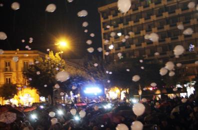 A Foggia si accende l'albero di Natale con 5mila palloncini in volo 

