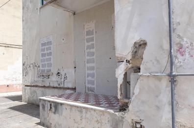 Lecce, via balconi fatiscenti da case popolari rione S.Pio