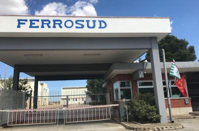 Matera, operai Ferrosud salgono su tetti della fabbrica: «Siamo disperati»