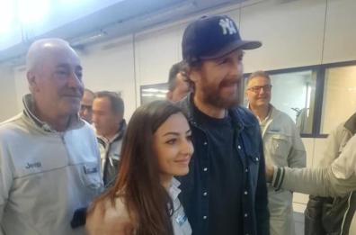 Jovanotti a sorpresa a Melfi: selfie con gli operai di Fca