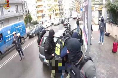 Terrorismo, gip convalida fermo 20enne somalo a Bari
Salvini: «Ora stretta sugli Sprar»