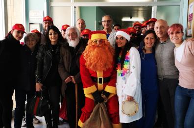 Babbo Natale GialloRosso: visita ai piccoli in ospedale a Lecce per il progetto Bimbulanza