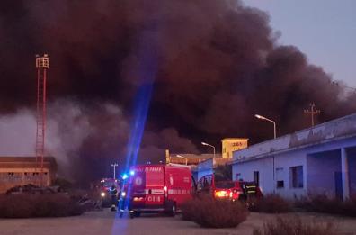 Bari, rogo in un capannone pieno di rifiuti: paura a Mungivacca