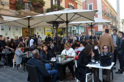 Il centro di Bari invaso dalla movida natalizia: tra corse ai regali e aperitivi