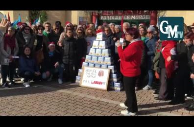 Modugno, dipendenti Auchan scioperano e regalano i pandori dell'azienda a una onlus