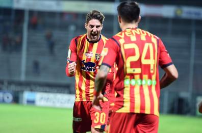 Lecce - Ascoli sospesa: Scavone perde i sensi a 30 secondi dall'inizio 