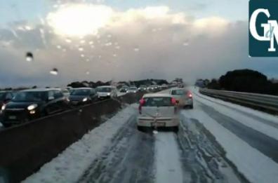 Neve, stop ai Tir e treni a singhiozzo.
Matera, niente bus. Barese imbiancato
