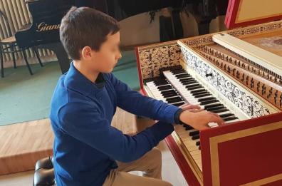 Andrea Simone, prodigio del piano, a 12 anni vince concorsi