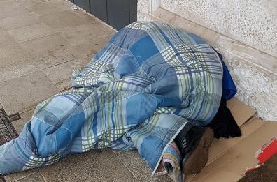 Bari, 8 senzatetto rifiutano gli aiuti del Comune: meglio la strada