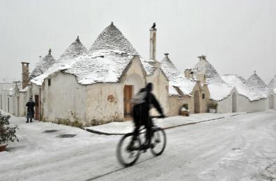 Maltempo, strade ancora innevate, Tremiti isolate Revocato stop ai Tir