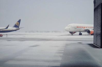 Brindisi, via la neve dagli aerei con i secchi di acqua calda: insorge il sindaco