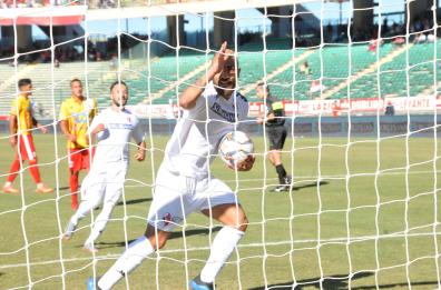 Bari batte il Messina 2-0
e mantiene la vetta 