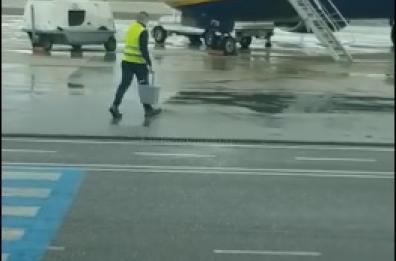 Aeroporti Puglia: «Secchi d'acqua su aereo? È de-icing»