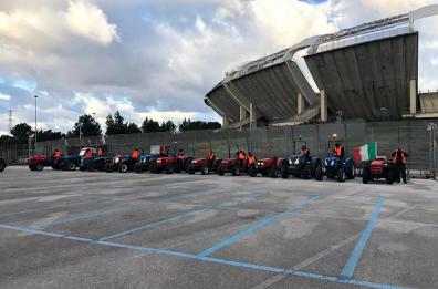 Gilet arancioni, in 3000 invadono Bari a bordo di 150 trattori: le foto