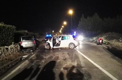 Scontro sulla statale 275, muore
58enne, coppia salvata dal rogo
