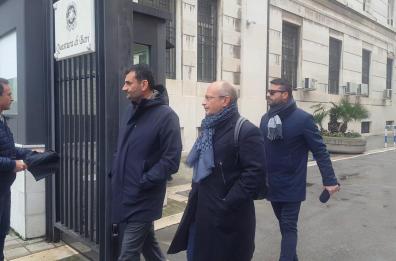 Bari, cassonetti bruciati in città, Decaro presenta denuncia : «Cerchiamo questi imbecilli»
