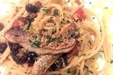 Spaghettoni, triglie, pinoli e pane croccante