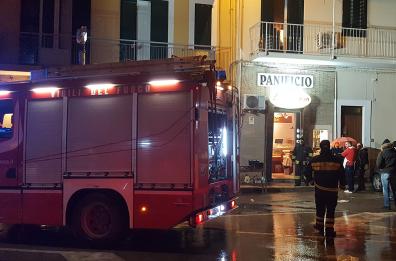 Bari, in fiamme la friggitrice: panico a Torre a Mare