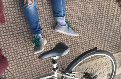 Bari, migrante buttato giù dalla bici, presi gli aggressori: «Non era razzismo»