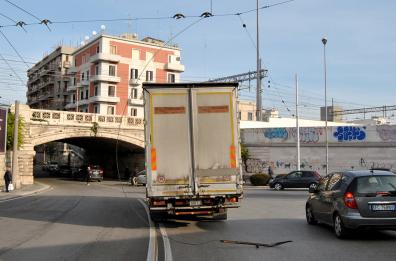 Bari, traffico in tilt per colpa di un camion: trancia cavi del vecchio Filobus