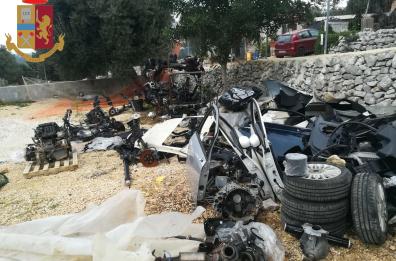 Monopoli, radiatori e auto cannibalizzate: scoperta centrale di riciclaggio 