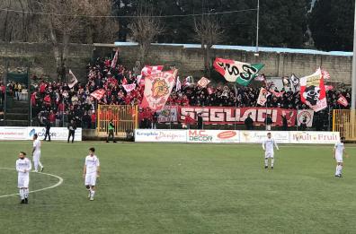Sassaiola senza feriti sulla statale 106
la grande paura dei tifosi biancorossi