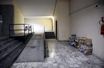 Vetri rotti, ascensori fermi e e fascicoli nei corridoi: giustizia da terzo mondo a Bari