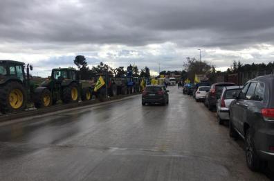 Gravina, la protesta degli agricoltori contro cartelle consorzi di bonifica