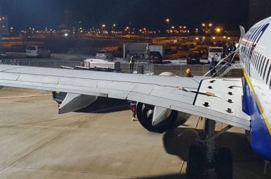 Paura sul volo Ryanair con l'ala squarciata: «Ci hanno affiancato i caccia»