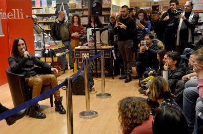 Bagno di folla per Manuel Agnelli alla Feltrinelli di Bari