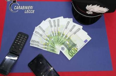 Lecce, madre e figlio estorcono mille euro ad anziano: in carcere